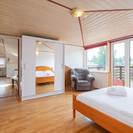 Three Brothers - 3 Apartments, Same House, Free Parking